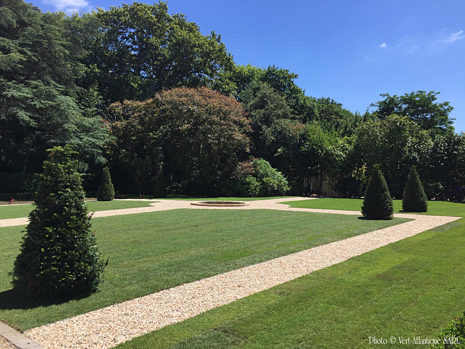Jardin à la française avec gazon en plaque, bassin d'ornement et allées gravillonnée et Ifs, Taxus baccata, en cônes